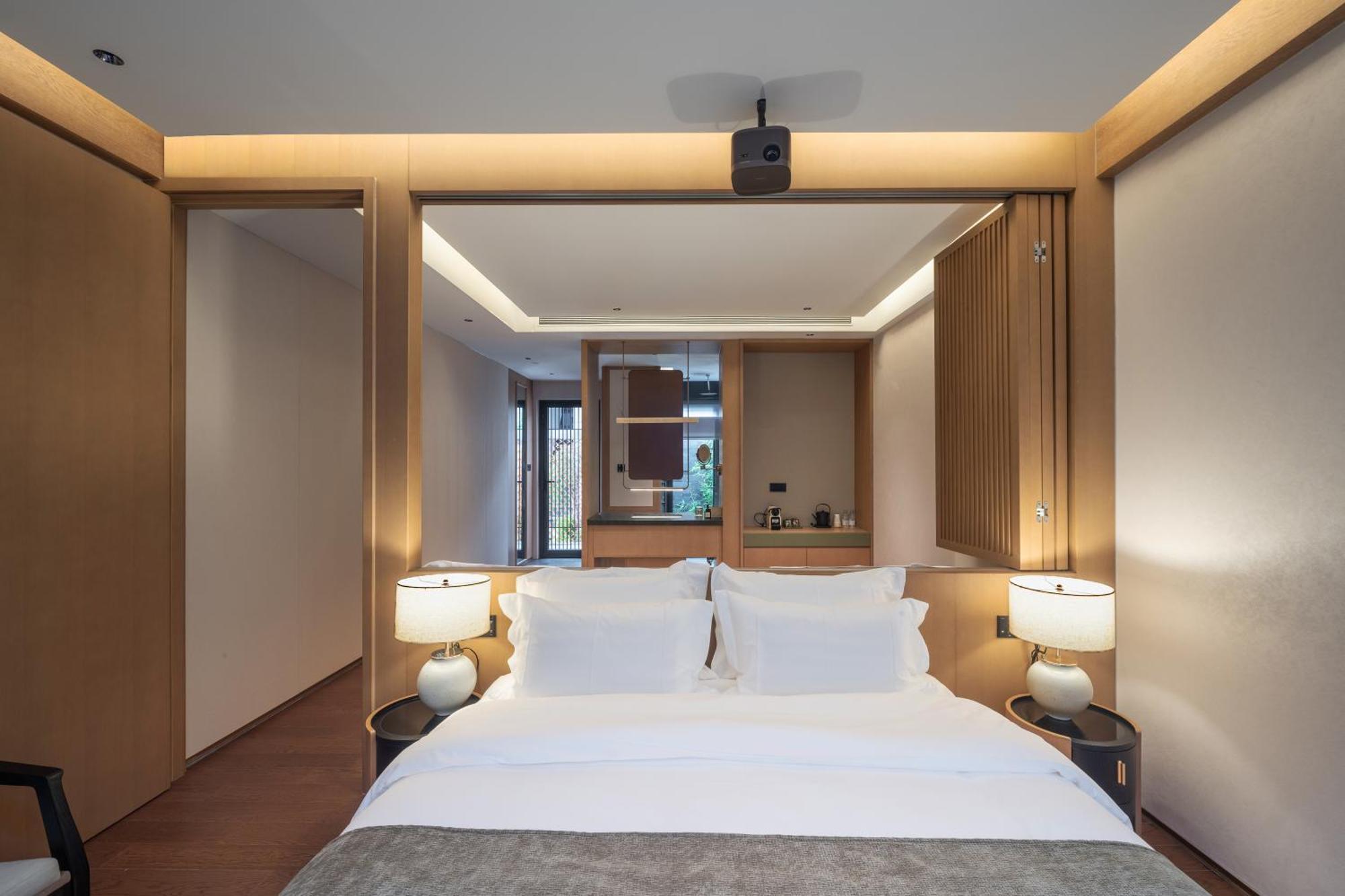 Hotel Happy Dragon Courtyard- Newly Renovated With French Windows, Near Tian'anmen Forbidden City,lama Temple And Heaven Temple, 3minutes Walk From Subway,fluent Speaking With Tourist Sights Tickets Service ,free Coffee &laundry Service Beijing