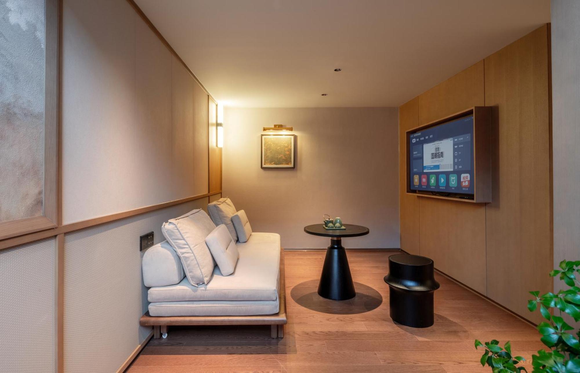 Hotel Happy Dragon Courtyard- Newly Renovated With French Windows, Near Tian'anmen Forbidden City,lama Temple And Heaven Temple, 3minutes Walk From Subway,fluent Speaking With Tourist Sights Tickets Service ,free Coffee &laundry Service 5*