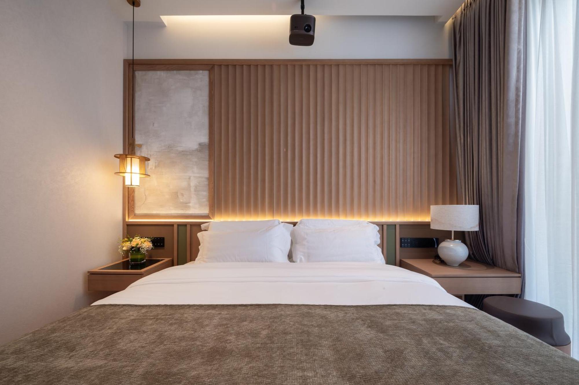 Happy Dragon Courtyard- Newly Renovated With French Windows, Near Tian'anmen Forbidden City,lama Temple And Heaven Temple, 3minutes Walk From Subway,fluent Speaking With Tourist Sights Tickets Service ,free Coffee &laundry Service Beijing