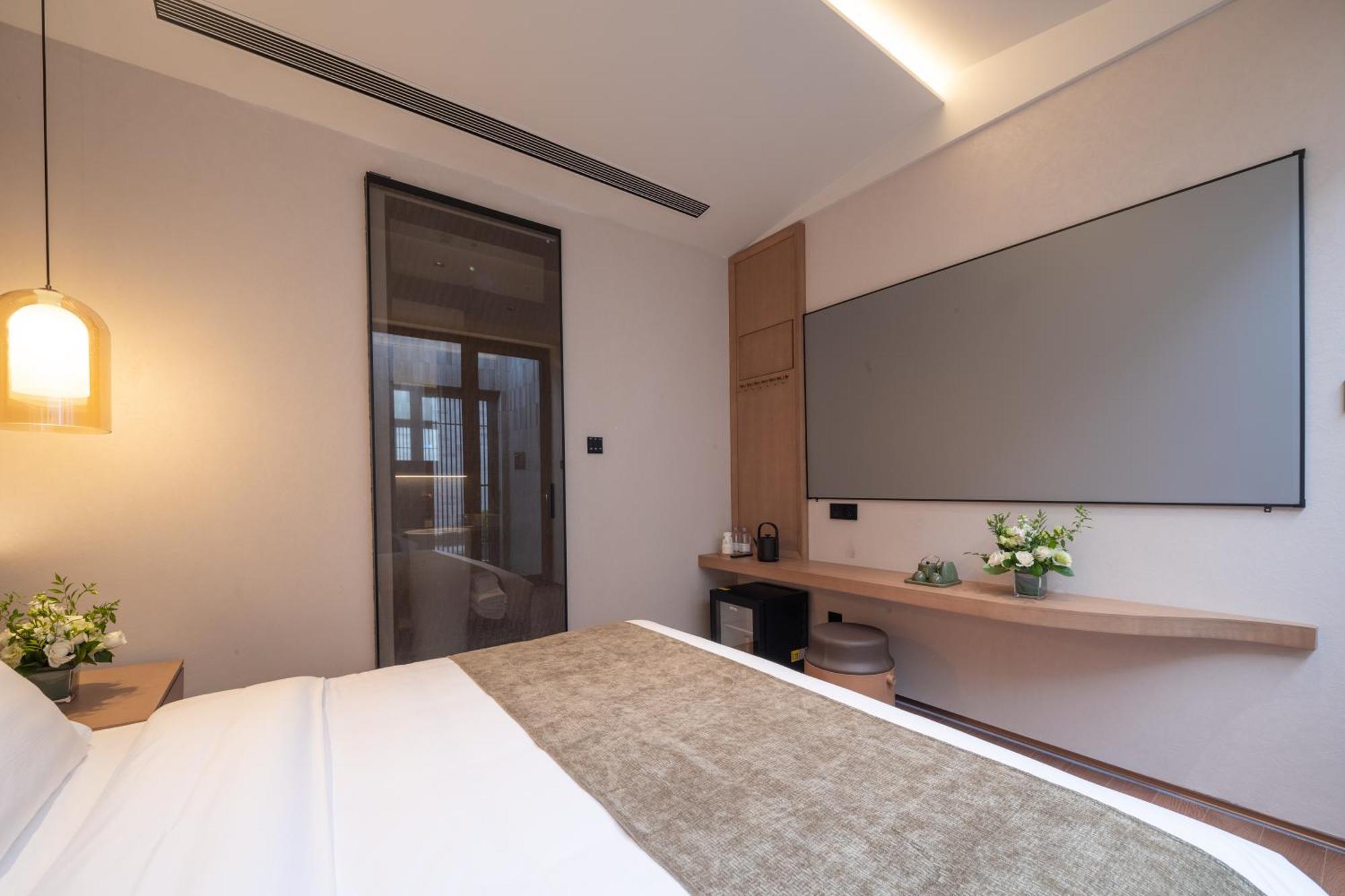 Happy Dragon Courtyard- Newly Renovated With French Windows, Near Tian'anmen Forbidden City,lama Temple And Heaven Temple, 3minutes Walk From Subway,fluent Speaking With Tourist Sights Tickets Service ,free Coffee &laundry Service