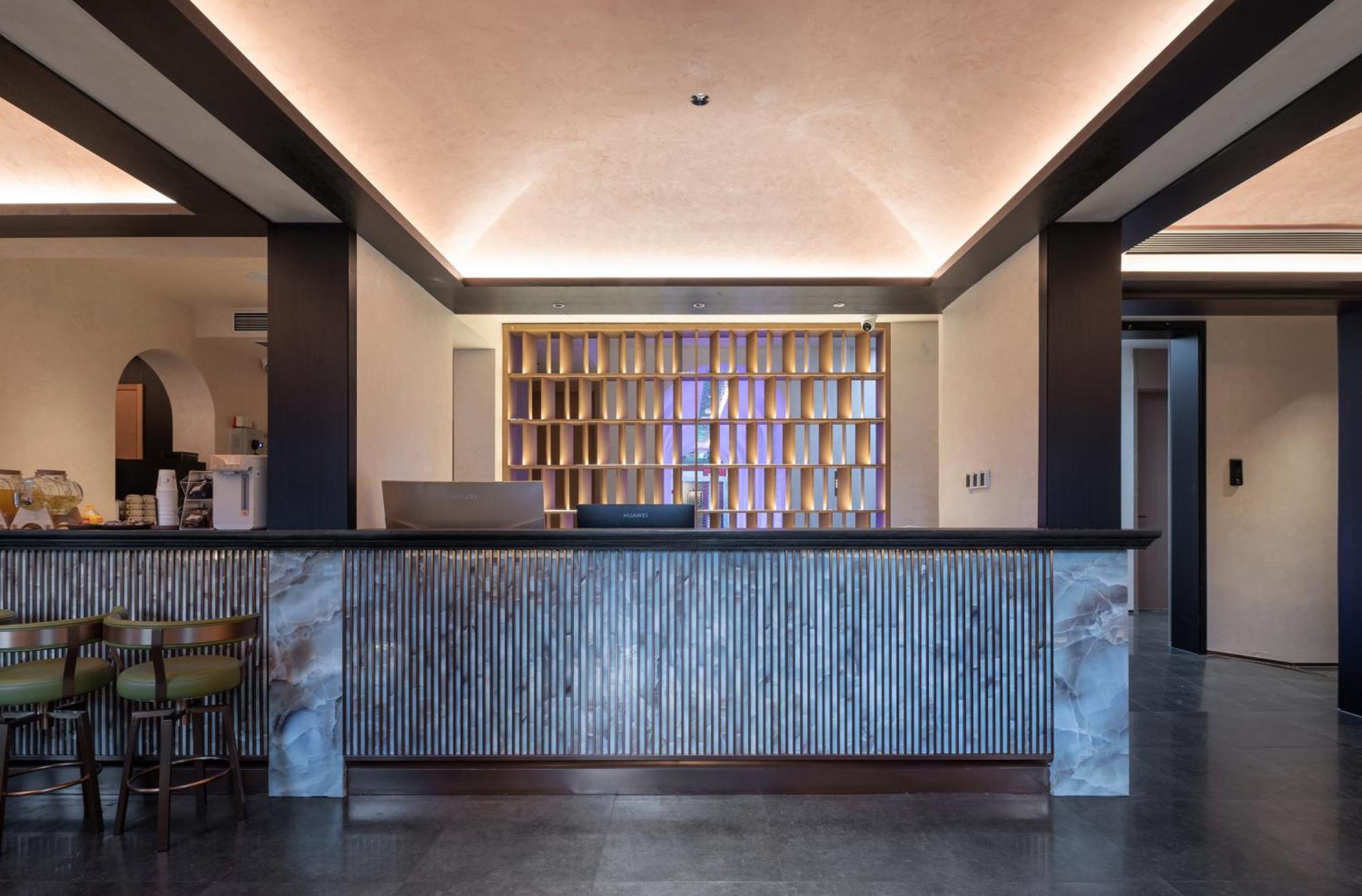 Апартаменты Happy Dragon Courtyard- Newly Renovated With French Windows, Near Tian'anmen Forbidden City,lama Temple And Heaven Temple, 3minutes Walk From Subway,fluent Speaking With Tourist Sights Tickets Service ,free Coffee &laundry Service Пекин