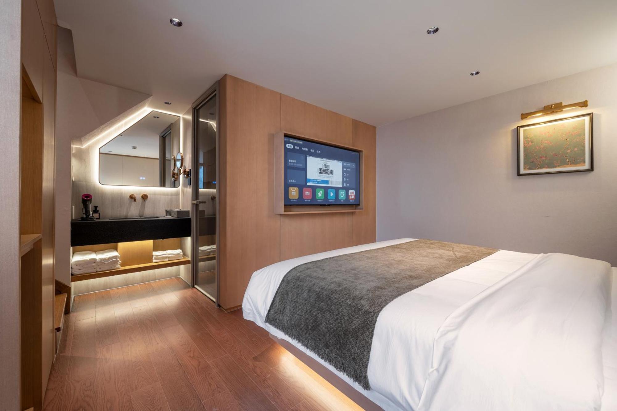 Happy Dragon Courtyard- Newly Renovated With French Windows, Near Tian'anmen Forbidden City,lama Temple And Heaven Temple, 3minutes Walk From Subway,fluent Speaking With Tourist Sights Tickets Service ,free Coffee &laundry Service *