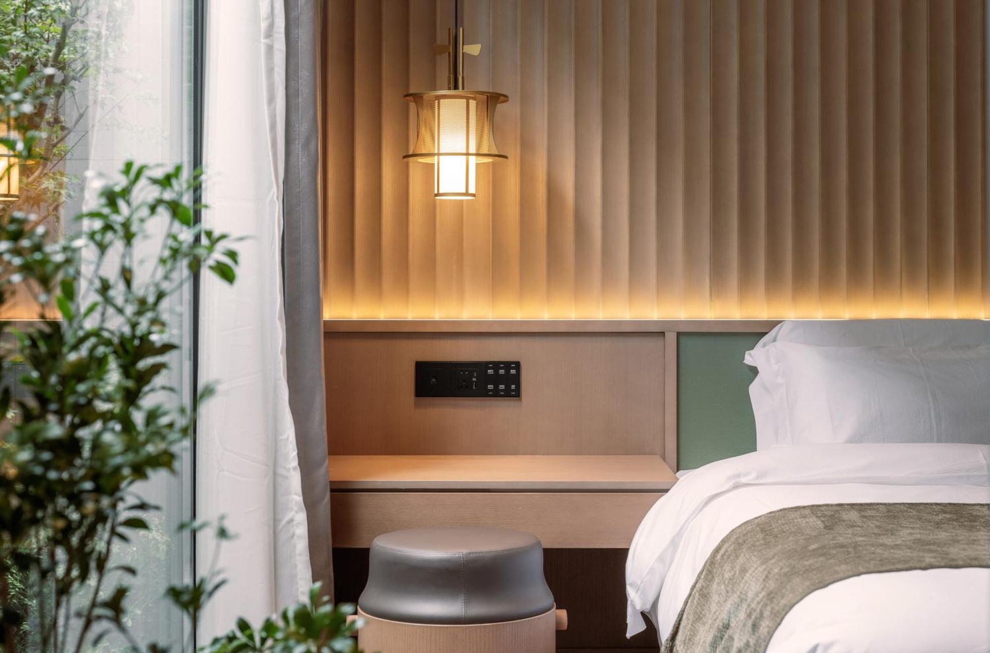 Апартаменты Happy Dragon Courtyard- Newly Renovated With French Windows, Near Tian'anmen Forbidden City,lama Temple And Heaven Temple, 3minutes Walk From Subway,fluent Speaking With Tourist Sights Tickets Service ,free Coffee &laundry Service *