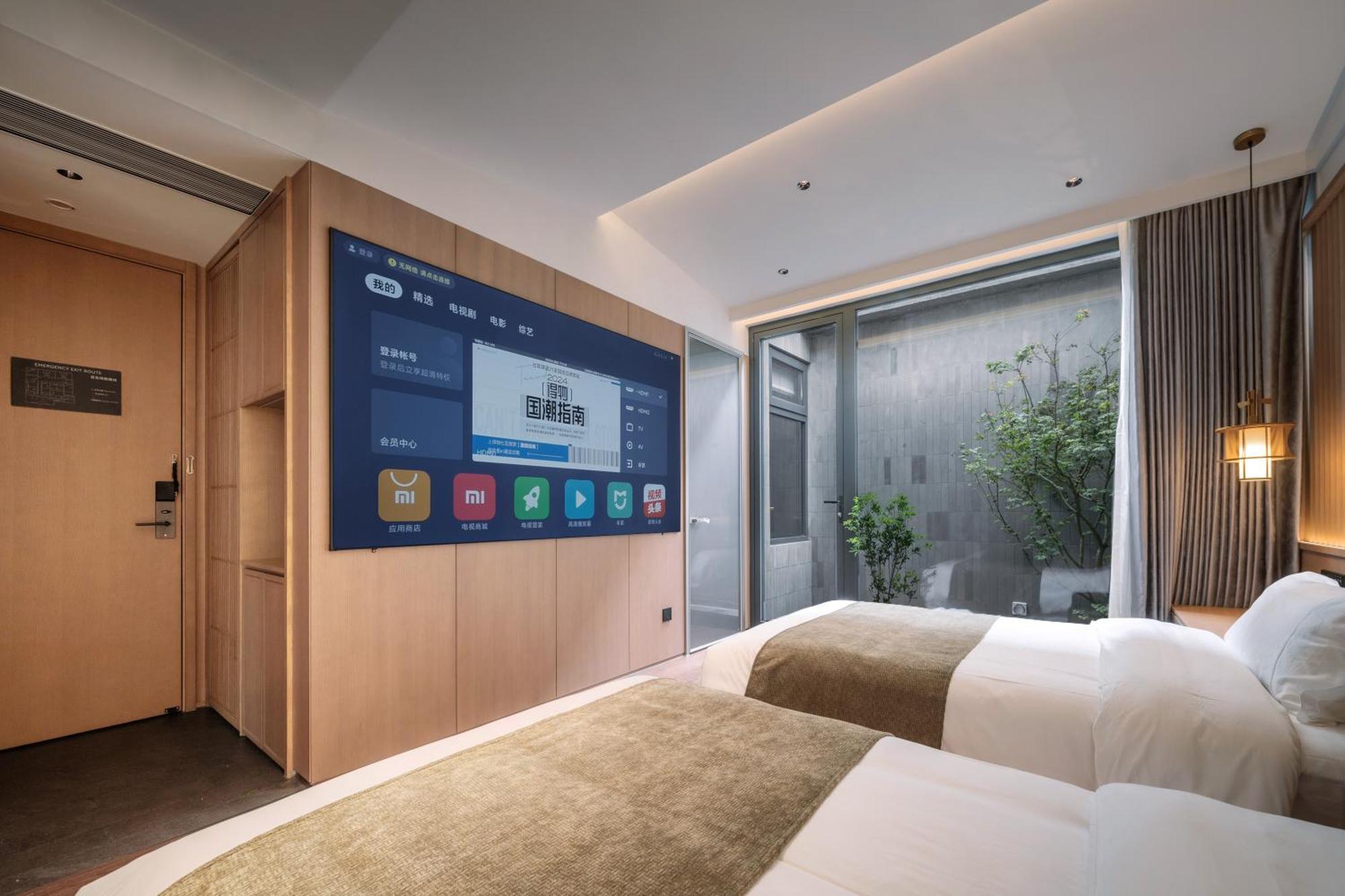 Happy Dragon Courtyard- Newly Renovated With French Windows, Near Tian'anmen Forbidden City,lama Temple And Heaven Temple, 3minutes Walk From Subway,fluent Speaking With Tourist Sights Tickets Service ,free Coffee &laundry Service Апартаменты Пекин