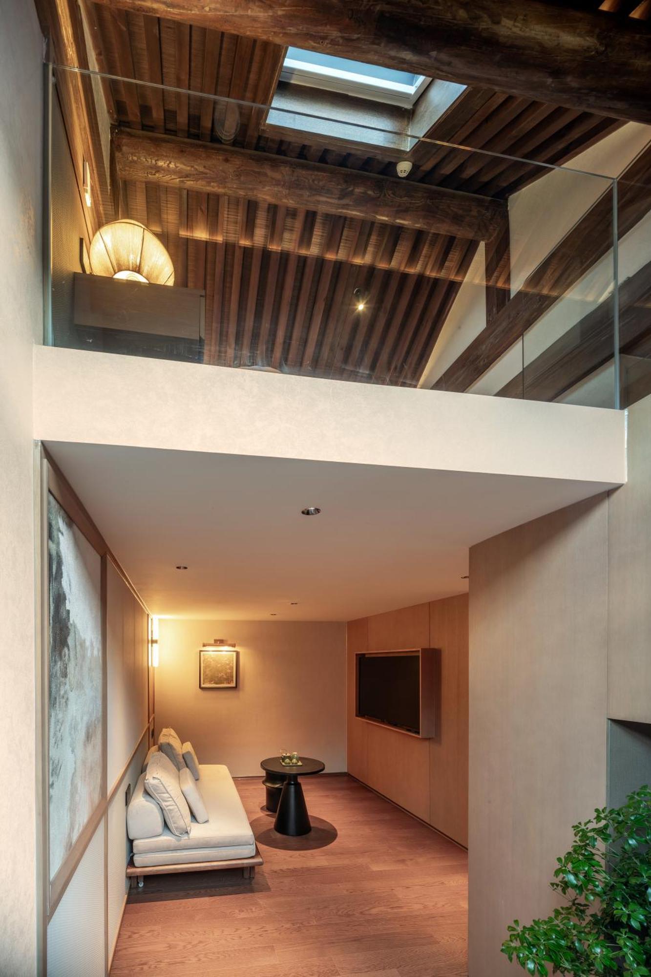 Happy Dragon Courtyard- Newly Renovated With French Windows, Near Tian'anmen Forbidden City,lama Temple And Heaven Temple, 3minutes Walk From Subway,fluent Speaking With Tourist Sights Tickets Service ,free Coffee &laundry Service Пекин