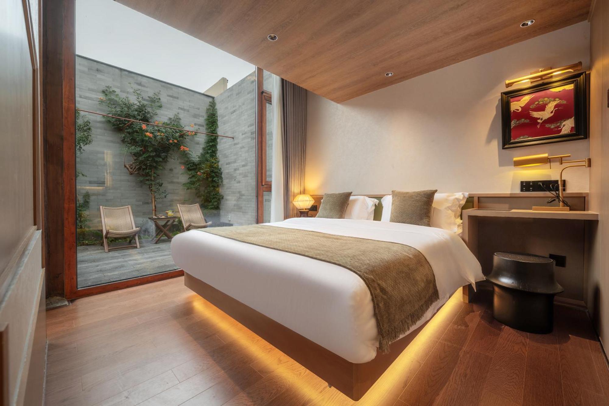 Happy Dragon Courtyard- Newly Renovated With French Windows, Near Tian'anmen Forbidden City,lama Temple And Heaven Temple, 3minutes Walk From Subway,fluent Speaking With Tourist Sights Tickets Service ,free Coffee &laundry Service *