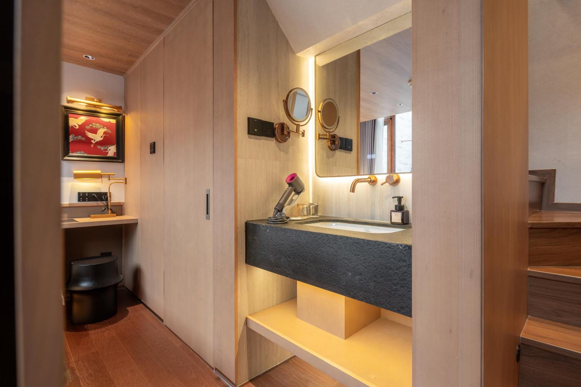 Happy Dragon Courtyard- Newly Renovated With French Windows, Near Tian'anmen Forbidden City,lama Temple And Heaven Temple, 3minutes Walk From Subway,fluent Speaking With Tourist Sights Tickets Service ,free Coffee &laundry Service *