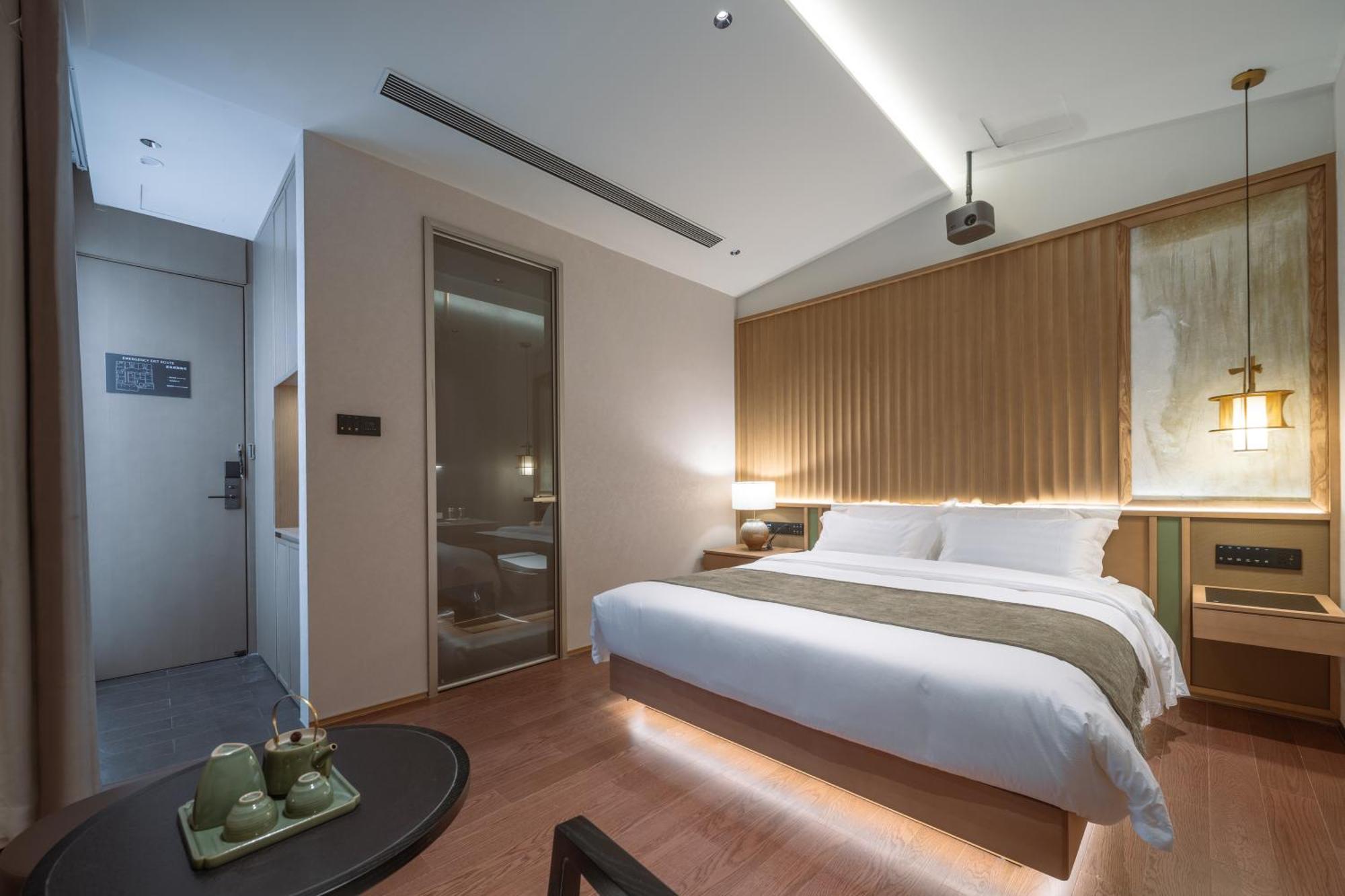 Happy Dragon Courtyard- Newly Renovated With French Windows, Near Tian'anmen Forbidden City,lama Temple And Heaven Temple, 3minutes Walk From Subway,fluent Speaking With Tourist Sights Tickets Service ,free Coffee &laundry Service Апартаменты