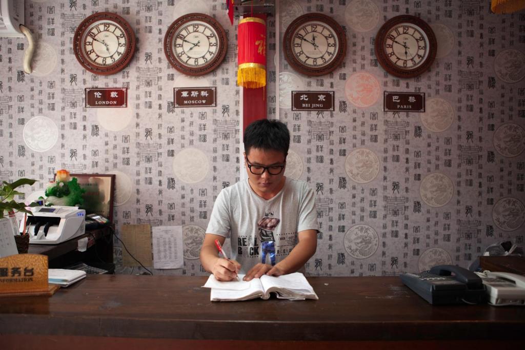 Апартаменты Happy Dragon Courtyard- Newly Renovated With French Windows, Near Tian'anmen Forbidden City,lama Temple And Heaven Temple, 3minutes Walk From Subway,fluent Speaking With Tourist Sights Tickets Service ,free Coffee &laundry Service Пекин